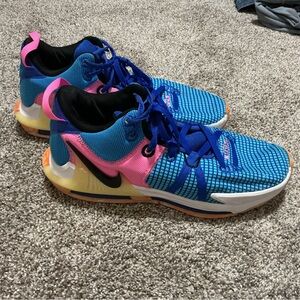 Nike LeBron James Witness VII basketball shoes